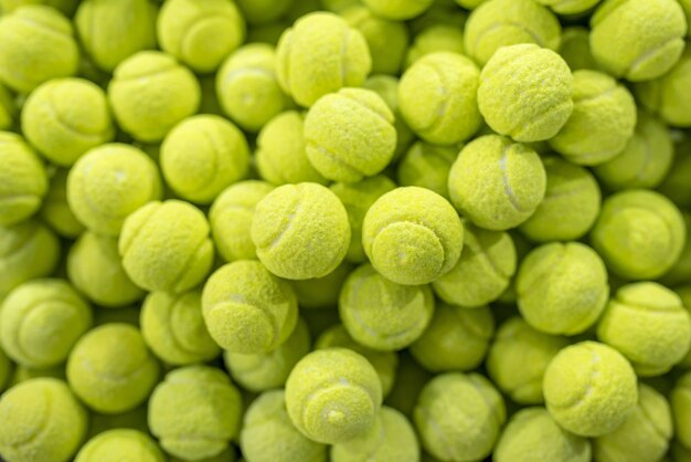 Primer plano de un montón de caramelos dulces en forma de pelotas de tenis en una pastelería