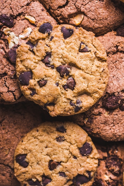 Primer plano de un montón de deliciosas galletas recién horneadas