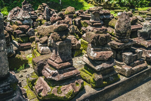 Primer plano de un montón de piedras en un templo en Bali, Indonesia