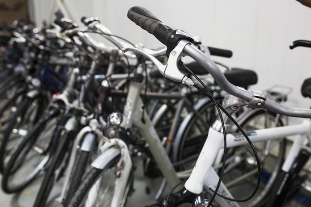 Primer plano de muchas bicicletas en el taller