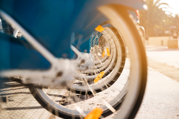 Primer plano de muchas ruedas de bicicleta de pie en una fila