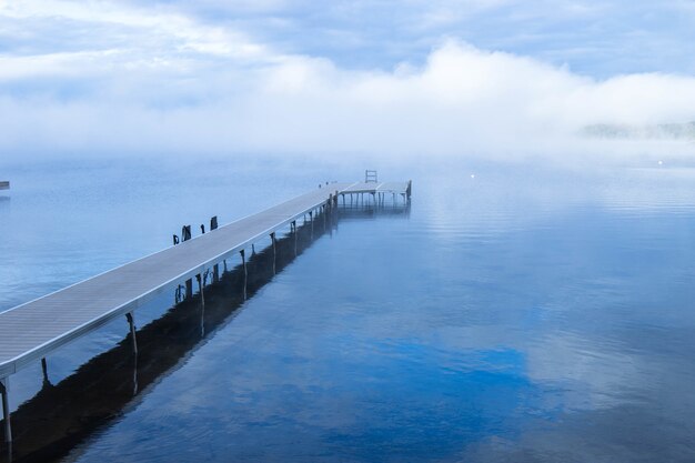 Primer plano de un muelle en el lago Muskoka en Ontario, Canadá