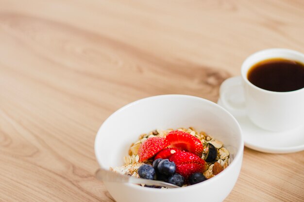 Primer plano, muesli, cuenco, café