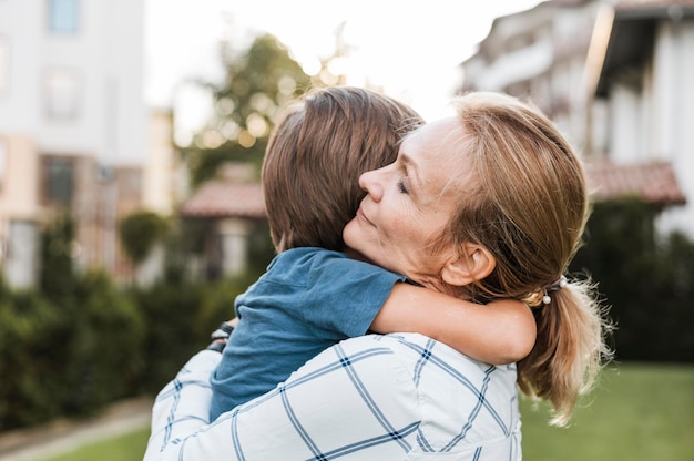 Primer plano, mujer, abrazar, niño