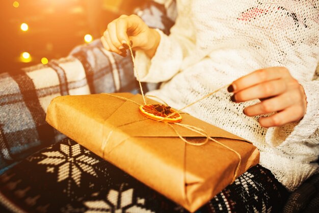 Primer plano de mujer abriendo un regalo