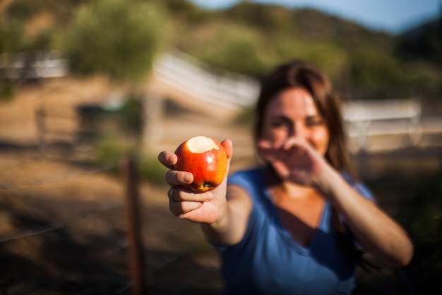 Primer plano, de, mujer, actuación, comido, manzana roja