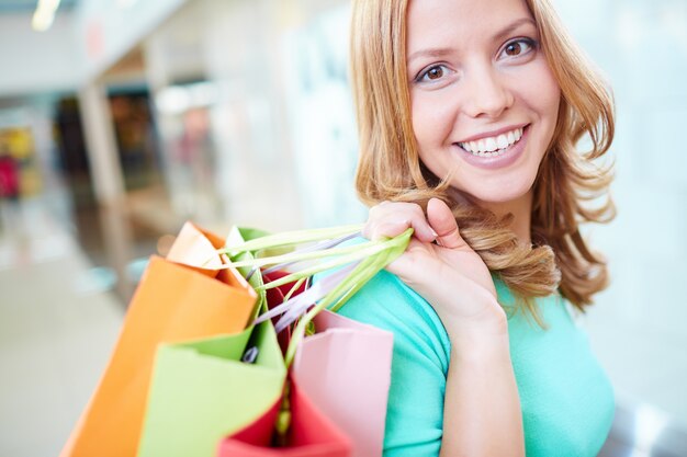 Primer plano de una mujer adicta a las compras