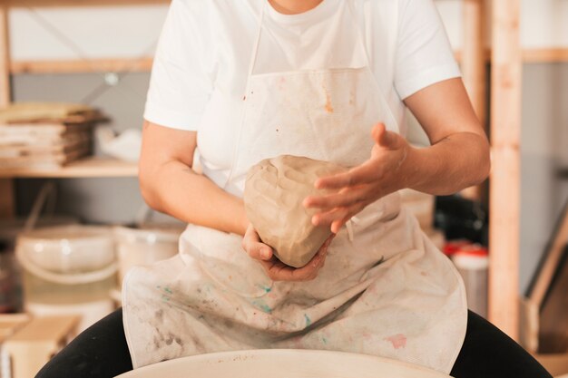 Primer plano de mujer artesana amasando la masa