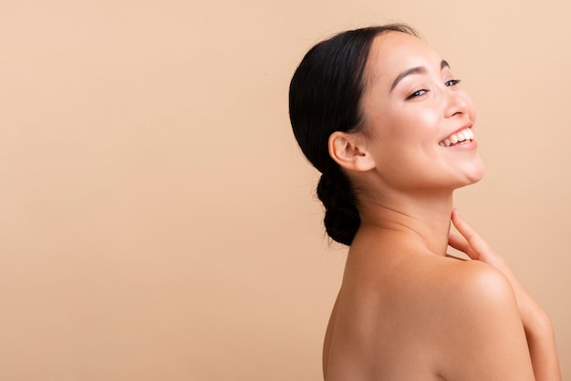 Foto gratuita primer plano mujer asiática con amplia sonrisa y espacio de copia