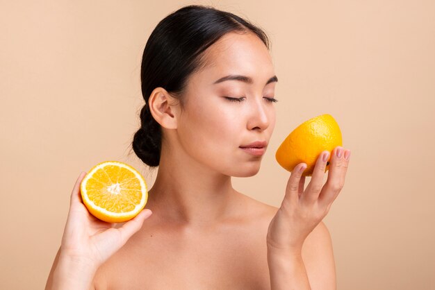 Primer plano mujer asiática sonriente media naranja