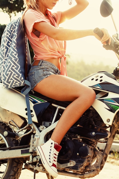 Primer plano de mujer atractiva conduciendo una motocicleta