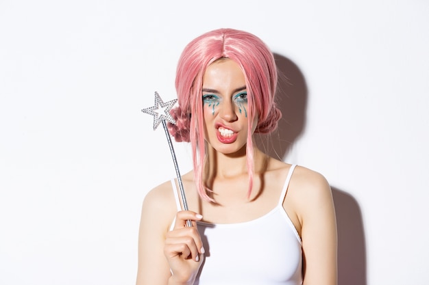 Foto gratuita primer plano de mujer atractiva descarada en peluca rosa