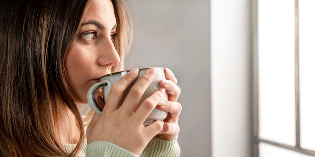 Foto gratuita primer plano, mujer, bebida, de, taza