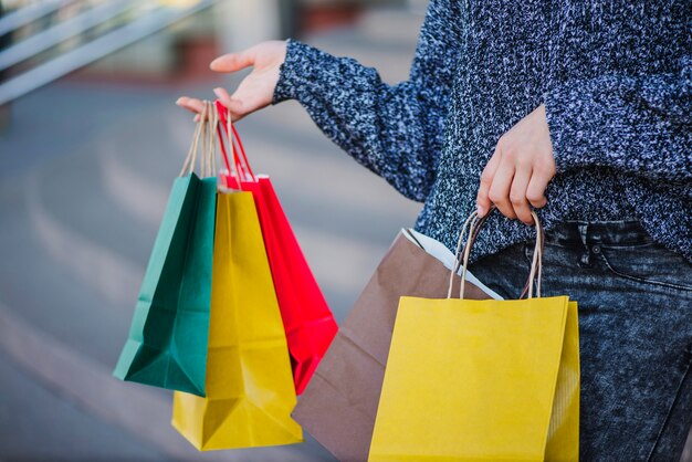 Primer plano mujer con bolsas de la compra