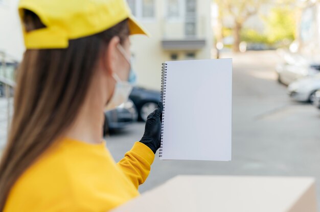 Primer plano mujer borrosa con cuaderno