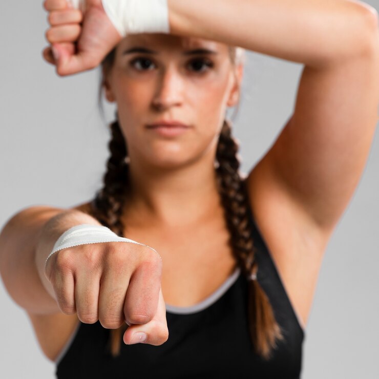 Foto gratuito primer plano mujer borrosa haciendo ejercicio