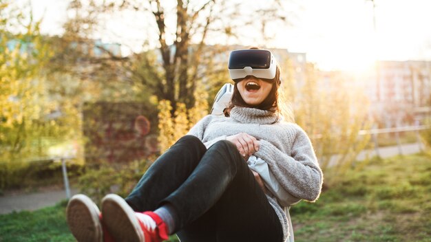 Primer plano de una mujer en los brazos de un hombre, ambos con un casco de realidad virtual