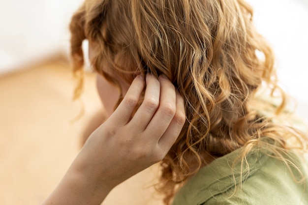 Primer plano mujer con cabello de jengibre