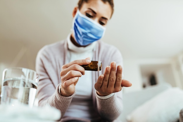 Primer plano de una mujer con cara tomando medicamentos recetados en casa