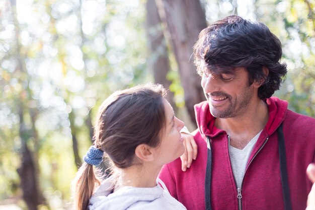 Primer plano de mujer cariñosa mirando a su marido en el campo