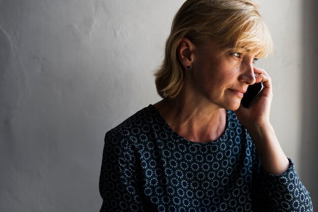 Primer plano de mujer caucásica utilizando un teléfono móvil