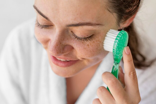 Primer plano, mujer, cepillado, cara