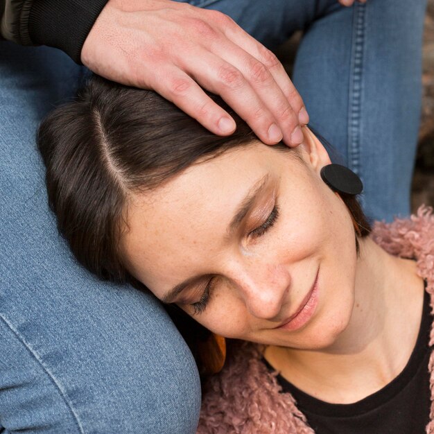 Primer plano, mujer, colocar, hombre, pierna