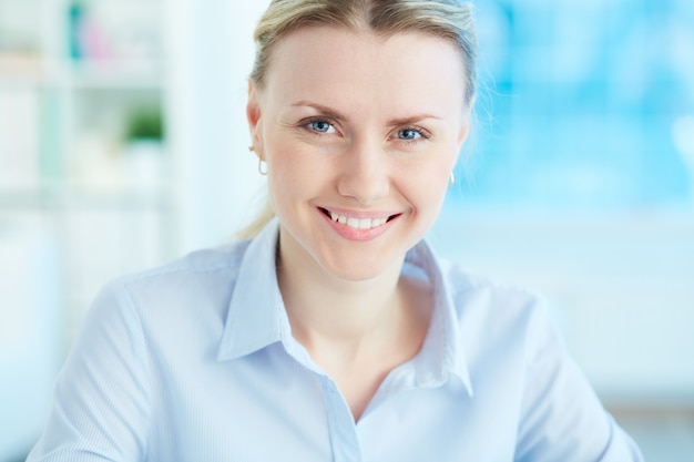 Primer plano de mujer competente con camisa azul