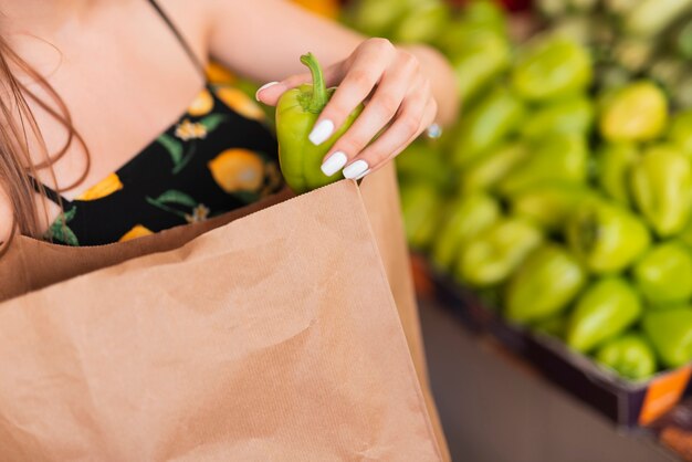 Primer plano mujer comprando un pimiento