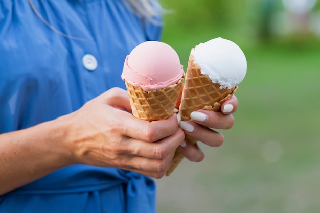 Foto gratuita primer plano de mujer con conos de helado