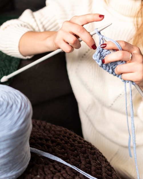 Foto gratuita primer plano mujer creativa crochet