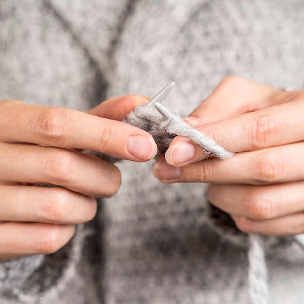 Primer plano de mujer crochet