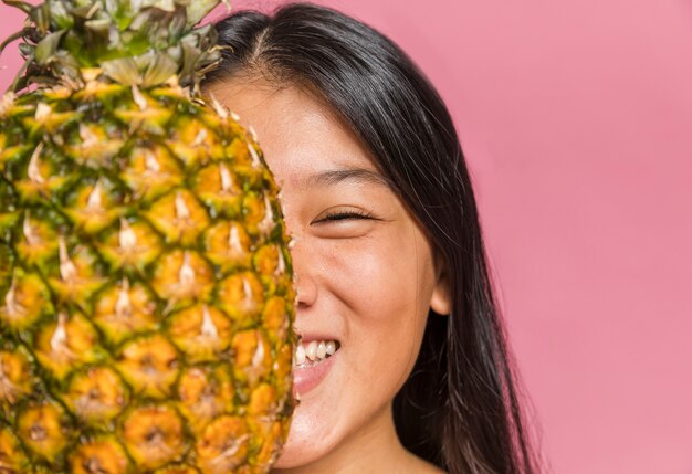 Primer plano de mujer cubriendo su rostro y sonrisa