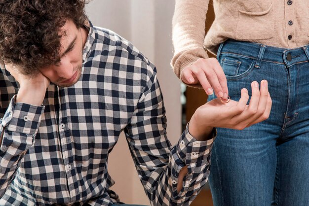 Primer plano mujer dejando hombre