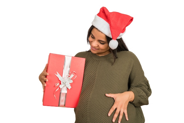 Foto gratuita primer plano, de, mujer embarazada, tenencia, un, caja de regalo de navidad