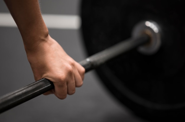 Primer plano de mujer entrenando con pesas