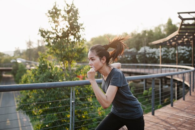 Primer plano de mujer entrenando