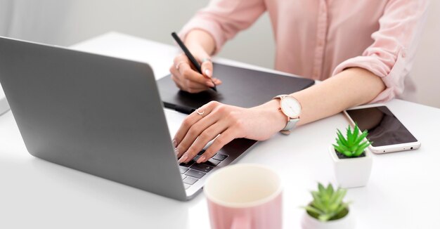 Primer plano de mujer escribiendo