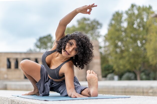 Primer plano de una mujer española practica yoga al aire libre