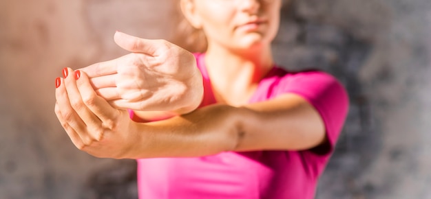 Primer plano de una mujer estirando sus dedos con la mano