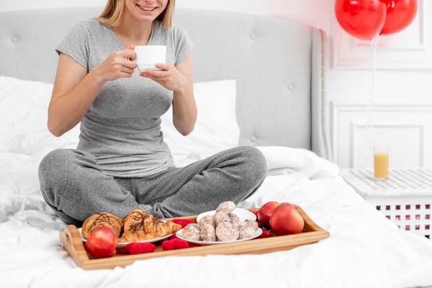 Primer plano mujer feliz desayunando