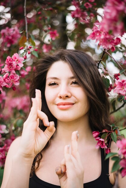 Primer plano de mujer feliz haciendo meditación con gesto mudra