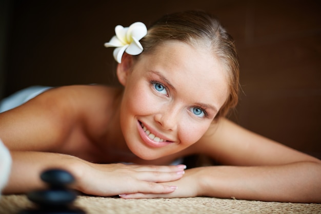 Foto gratuita primer plano de mujer feliz en mesa de masaje