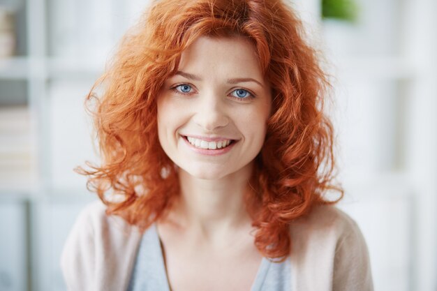 Primer plano de mujer feliz con los ojos azules