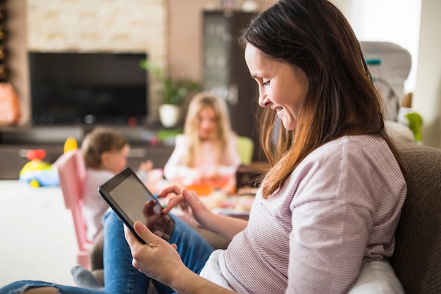 Primer plano de una mujer feliz con tableta digital