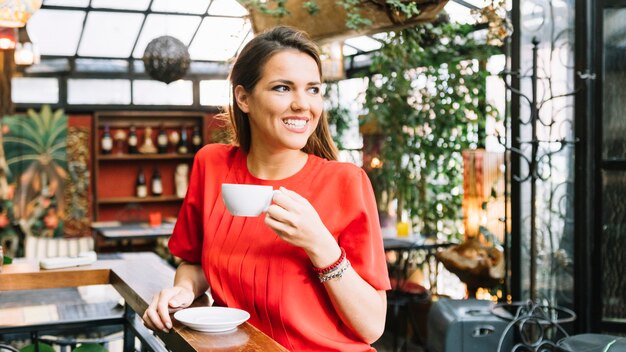 Primer plano de una mujer feliz con taza de café