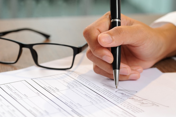 Foto gratuito primer plano de mujer firmando documento