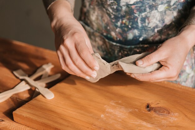 Primer plano de mujer formando arcilla