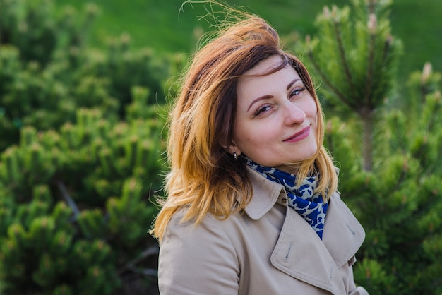 Primer plano de mujer guapa al aire libre