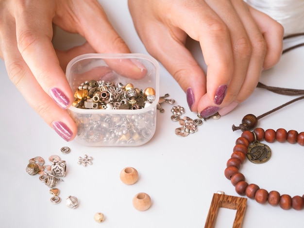 Foto gratuita primer plano de mujer haciendo accesorios